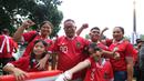 <p>Taufik dan keluarganya datang dari Belitung Timur untuk menyaksikan duel Timnas Indonesia vs Argentina di Stadion Utama Gelora Bung Karno (SUGBK), Senin (19/6/2023) malam. (Bola.com/M Iqbal Ichsan)</p>