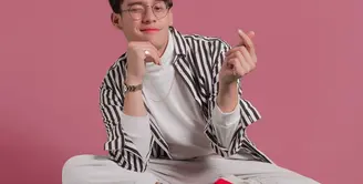 Ardhito Pratomo dikenal dengan suara merdunya. Ia memiliki penampilan khas yang kerap bergaya kasual di segala kesempatan. (Foto: Instagram/ Ardhito Pramono)