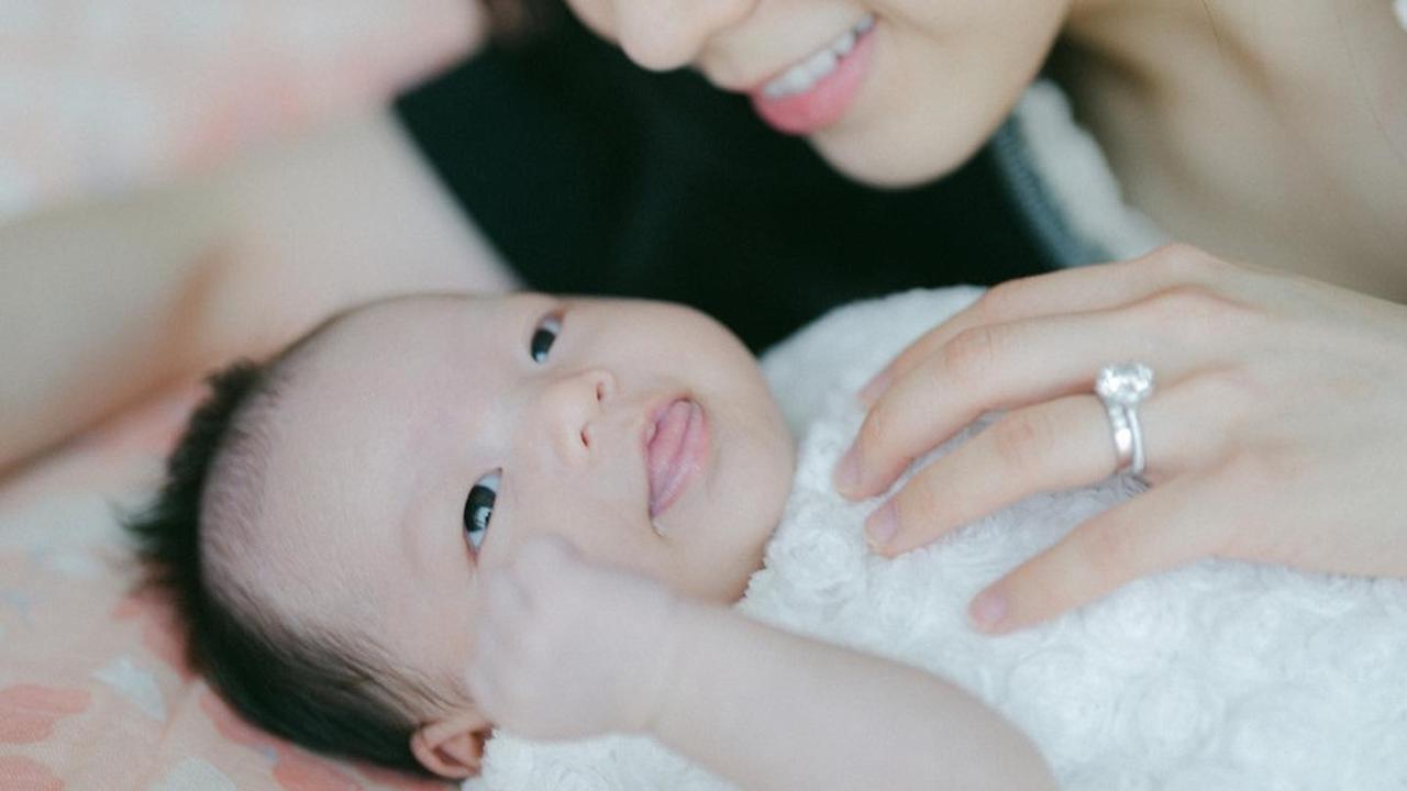 Dihadiri Kakek dan Nenek Konglomerat, Ini Potret Jessica Tanoe Rayakan 1 Bulanan Julia yang Dirayakan Sederhana di Rumah