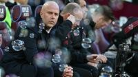 Pelatih Liverpool asal Belanda, Arne Slot, mengintip melalui gelembung-gelembung udara menjelang kick-off pertandingan Liga Inggris antara West Ham United dan Liverpool di Stadion London, London, pada 30 November 2025. (Ben STANSALL/AFP)
