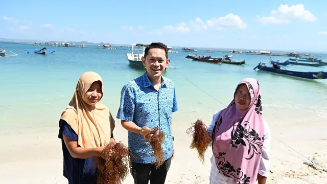 Direktur Utama PT Blue Bird Tbk Adrianto Djokosoetono bersama bersama pembudidaya rumput laut di Desa Ekas Buana, Kecamatan Jerowaru, Lombok Timur, Kamis (31/8/2023).