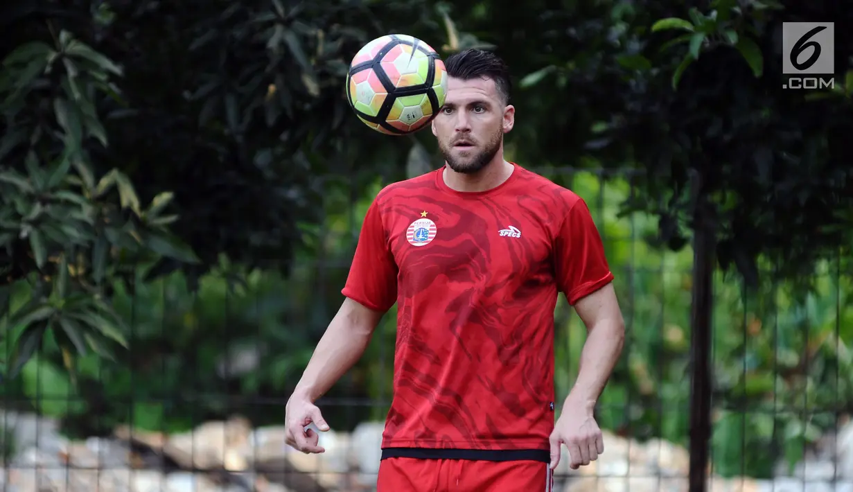 Pemain asing Persija asal Kroasia, Marko Simic saat latihan di Lapangan Sutasoma, Halim Perdanakusuma, Jakarta, Jumat (29/12). Sebelum bergabung ke Persija, Marko Simic bermain untuk Melaka United, Liga Super Malaysia. (Liputan6.com/Helmi Fithriansyah)