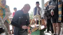 Legenda Liverpool, Gary McAllister, mencoba memasak kerak telor makanan khas Betawi, Kerak Telor dalam rangkaian acara kunjungan budaya di Kawasan Perkampungan Betawi Setu Babakan, Jakarta (9/9/2018). (Bola.com/Peksi Cahyo)