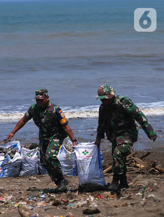 Aksi bersih-bersih kawasan pantai dimulai sekitar pukul 07.00 WIB di Pantai Cibutun, Sangrawayang, dan di kawasan Pantai Loji. (merdeka.com/Imam Buhori)