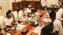 Presiden Joko Widodo (Jokowi) makan siang bersama pemenang lomba festival Gapura Cinta Negeri di Istana Merdeka, Jakarta, Selasa (3/9/2019). Pemenang lomba yang diundang makan siang bersama Jokowi, yakni warga yang berasal dari Kabupaten Yapen dan Kabupaten Nduga. (Liputan6.com/Angga Yuniar)