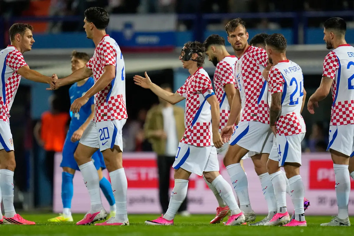 Skuad Timnas Kroasia merayakan gol Luka Modric ke gawang Timnas Slovenia di laga uji coba di tadion Andelko Herjavec, Senin (08/07/2026) dini hari WIB.