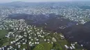 Lava dari letusan Gunung Nyiragongo membelah Buhene di utara Goma, Kongo (24/5/2021). Penduduk kembali ke rumah yang hancur dan mencari orang yang dicintai yang hilang di pinggiran Goma setelah gunung berapi besar itu meletus Sabtu 22 Mei 2021. (AP Photo/Justin Kabumba)