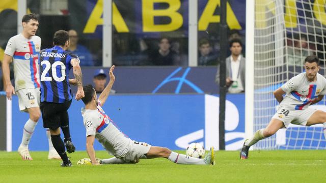 Foto: Melihat Tendangan Keras Mendatar Hakan Calhanoglu Saat Membawa Inter Milan Menumbangkan Barcelona di Liga Champions
