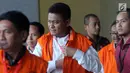 Bupati Buton Selatan nonaktif Agus Feisal Hidayat saat tiba di Gedung KPK, Jakarta, Jumat (22/6). KPK memperpanjang masa penahanan Agus selama 30 hari ke depan. (Merdeka.com/Dwi Narwoko)