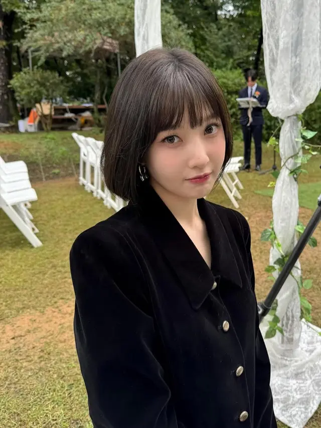 Joy Red Velvet hadir di pernikahan adiknya dengan rambut bob. [@_imyour_joy]