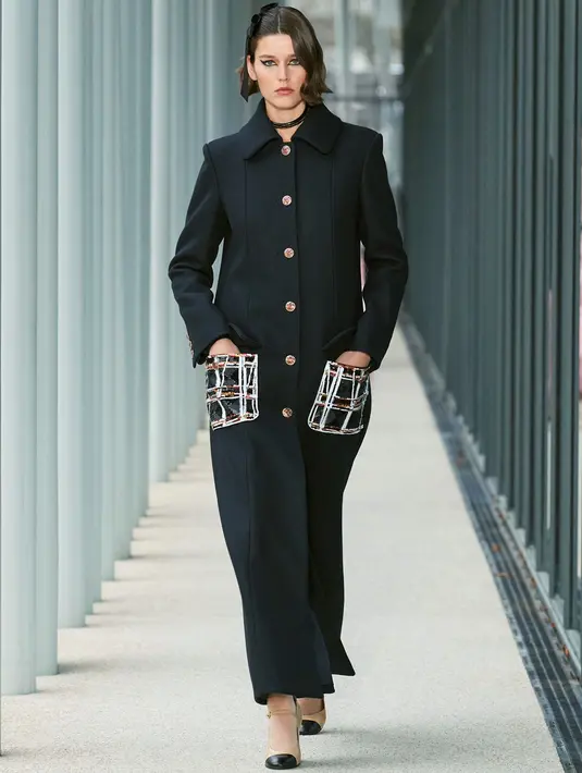 Virginie Viard, creative director dari Chanel, suguhkan koleksi Métiers d'Art 2022 collection pada tanggal 7 Desember 2021 di kota Paris dengan beragam detail memukau. Fashion show kali ini berlokasi di le19M dengan bantuan choreography dari Dimitri Chamblas.