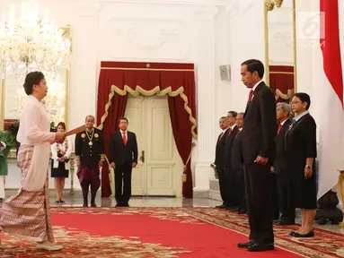 Dubes Myanmar untuk RI Ei Ei Khin Aye (kiri) menyerahkan surat-surat kepercayaan Duta Besar Luar Biasa dan Berkuasa Penuh (LBBP) untuk Republik Indonesia kepada Presiden Joko Widodo di Istana Merdeka, Jakarta, Selasa (12/9). (Liputan6.com/Angga Yuniar)