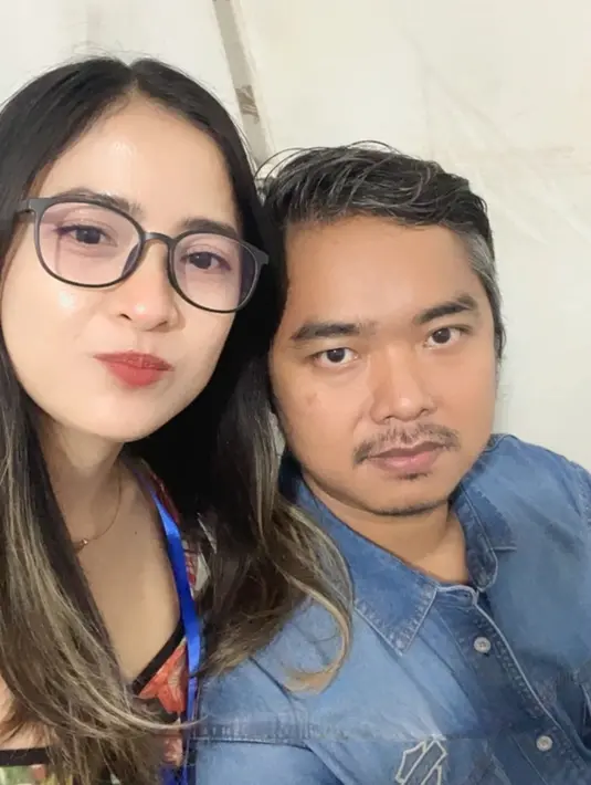 Momen ini bukan kali pertama Angelina Ci mendampingi Dodit. Bahkan saat premiere film, Angelina sering jadi support Dodit Mulyanto. Keduanya dikenal jadi pasangan serasi. (Liputan6.com/IG/@angelinaci_)
