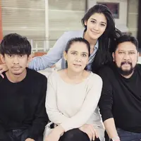 Foto yang mendapat ribuan likes itu dibanjiri komentar dari pengikutnya. Tak sedikit yang memuji keluarga Lydia dan Jamal meski telah resmi cerai tetap kompak dan harmonis. (Instagram/naymirdad)