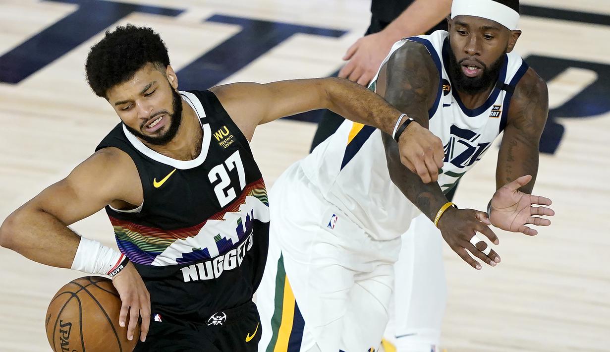 Pemain Denver Nuggets, Jamal Murray, berebut bola dengan pemain Utah Jazz, Royce O'Neale, pada ronde pertama playoff NBA musim 2020 di The Field House, Florida, Selasa (18/8/2020). Denver Nuggets menang 135-125 atas Utah Jazz. (AFP/Ashley Landis/Pool/Getty Images)