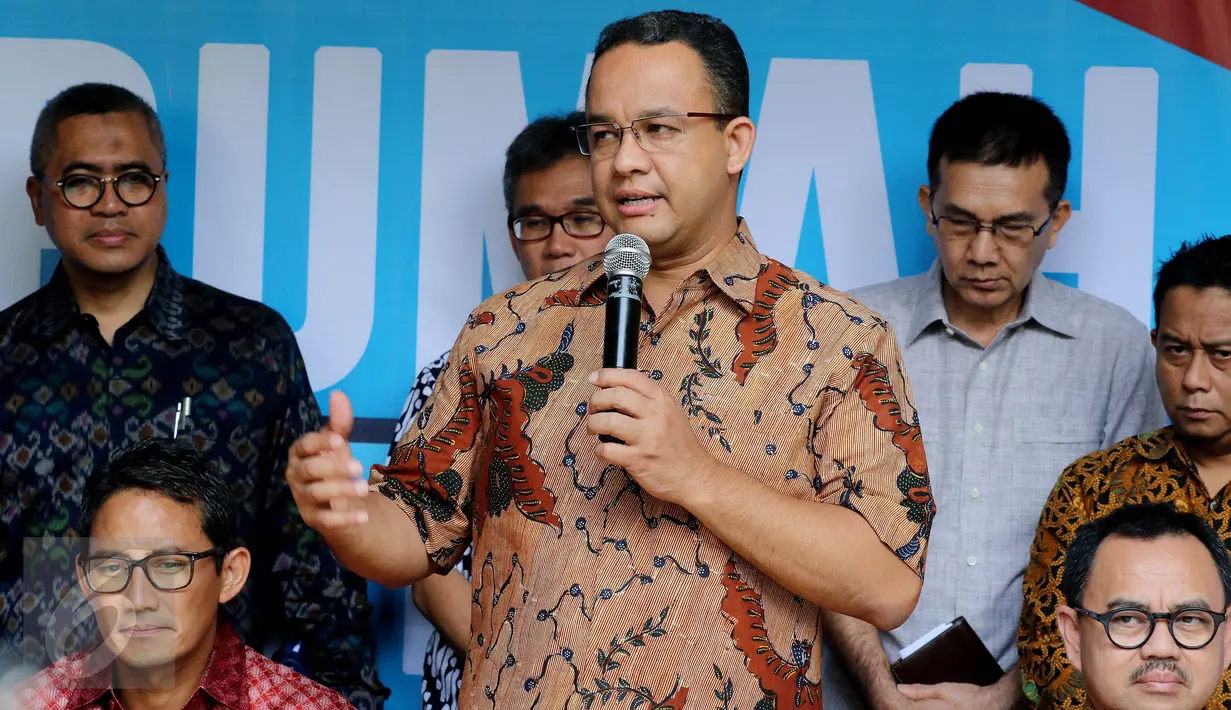 Gubernur DKI Jakarta terpilih Anies Baswedan memberi keterangan saat mengelar konferensi Pers di Rumah Borobudur, Jakarta, Senin (15/5). (Liputan6.com/Johan Tallo)