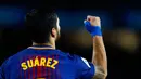 Pemain Barcelona, Luis Suarez berselebrasi setelah mencetak gol ke gawang Valencia pada semifinal pertama Copa del Rey di Stadion Camp Nou, Jumat (2/2). Menang 1-0, peluang Barcelona untuk melaju ke partai final terbuka lebar. (AP/Manu Fernandez)