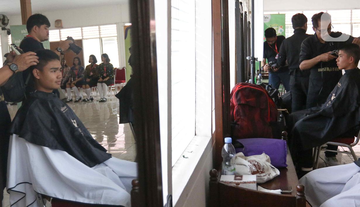 Prosesi potong rambut menjadi momen sakral bagi Paskibraka. (Liputan6.com/Herman Zakharia)
