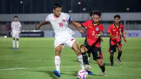 Pemain Timnas Indonesia U-20, Dony Tri Pamungkas (tengah) memenangkan bola saat berebut dengan pemain Timor Leste, Joaozinho Cristiano Amaral (kanan) pada laga Grup F Kualifikasi Piala Asia U-20 2025 di Stadion Madya, Senayan, Jakarta, Jumat (27/09/2024). (Bola.com/Bagaskara Lazuardi)