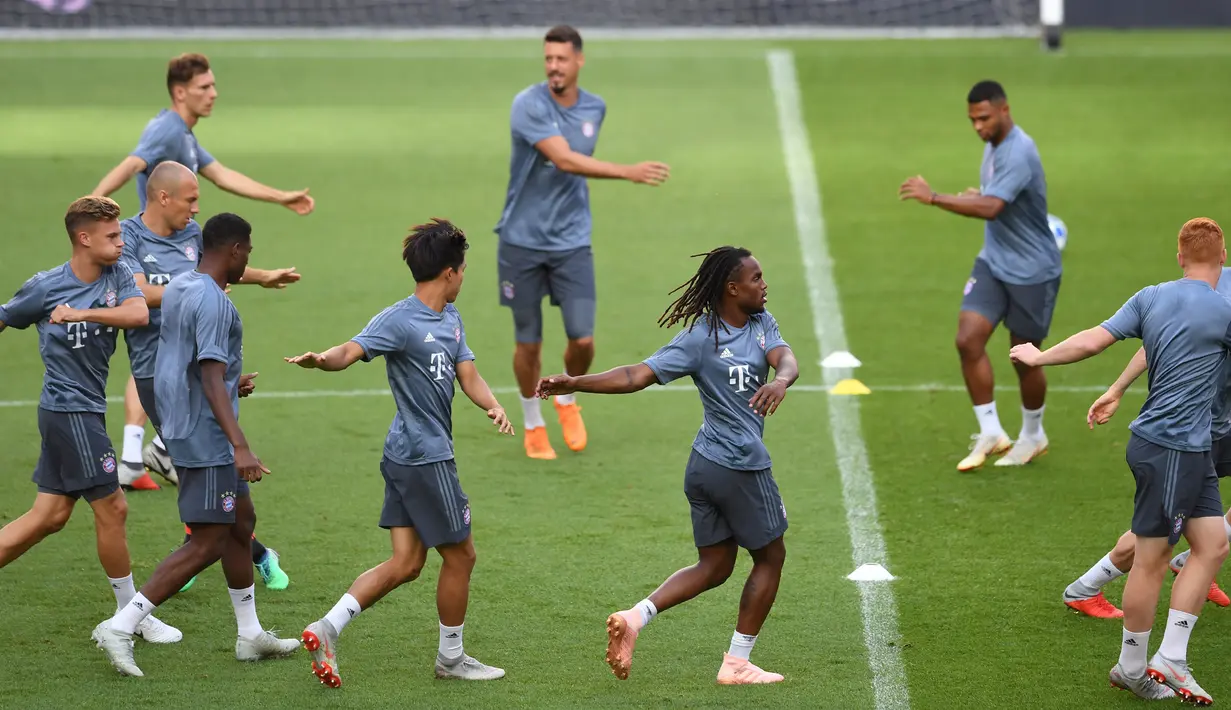 Para pemain Bayern Munchen melakukan pemanasan saat sesi latihan di stadion Luz di Lisbon (18/9). Munchen akan bertanding melawan wakil Portugal, Benfica pada babak penyisihan grup E Liga Champions di stadion Estadio da Luz. (AFP Photo/Francisco Leong)