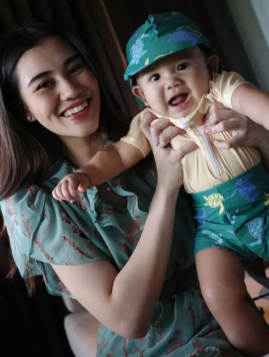 Melengkapi tampilannya dengan anting minimalis. Wajahnya dipulas flawless mengaplikasikan blush on pink dan lipstik pink glossy. [@aaliyah.massaid]