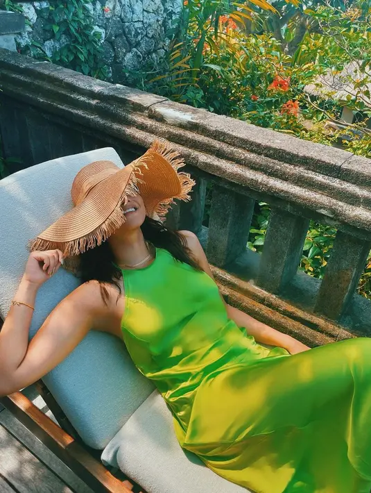 Amanda terlihat cantik dengan dress berwarna hijau, lengkap dengan topi jerami ala musim panas.