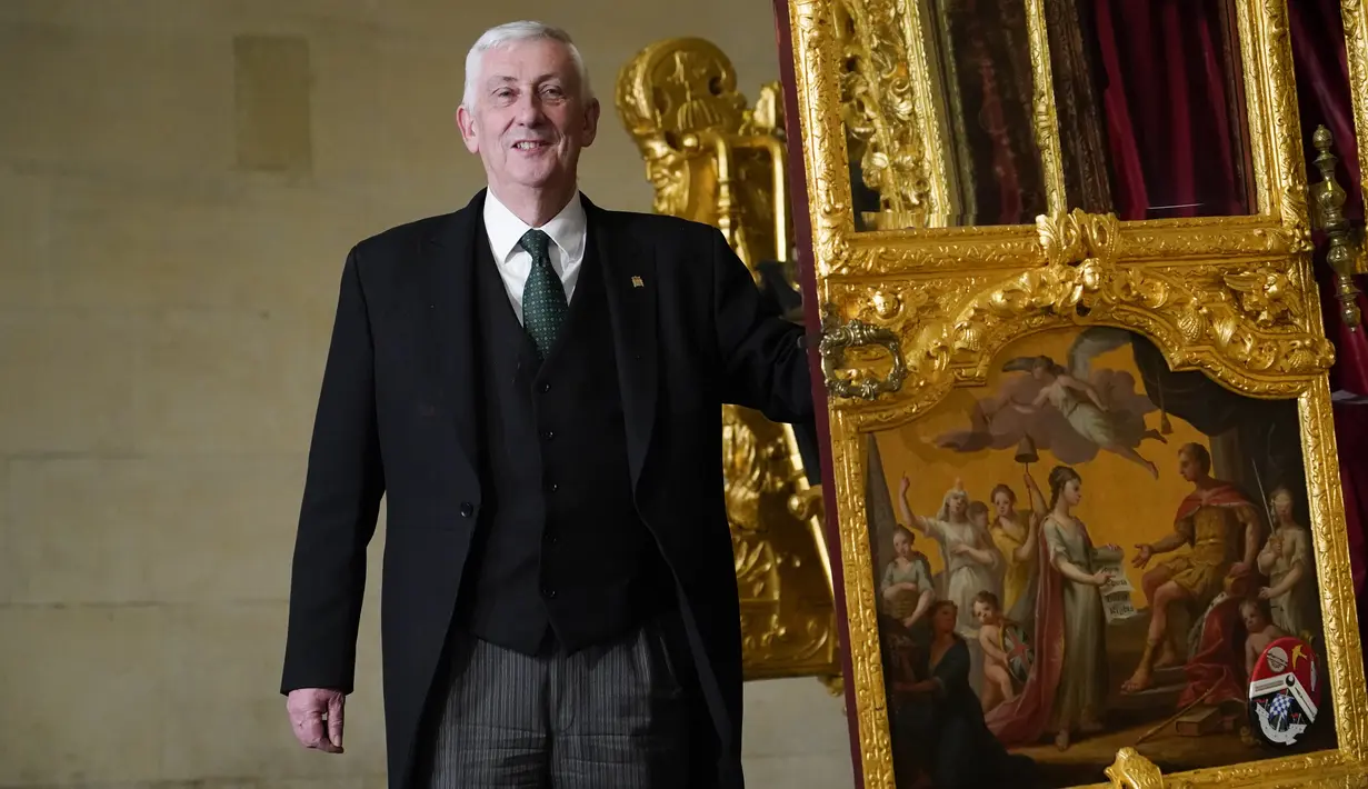 Penobatan Raja Charles III (74) dan Ratu Camilla (75) dari Kerajaan Inggris pada 6 Mei 2023 mengundang antusiasme dari penjuru dunia. (AP Photo/Alberto Pezzali)