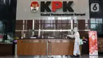 Petugas menyemprotkan cairan disinfektan di Gedung KPK, Jakarta, Selasa (22/9/2020). Penyemprotan dilakukan secara rutin untuk mengantisipasi serta menekan penyebaran virus COVID-19 menyusul temuan sedikitnya 21 kantor kementerian/lembaga yang menjadi klaster baru. (Liputan6.com/Helmi Fithriansyah)