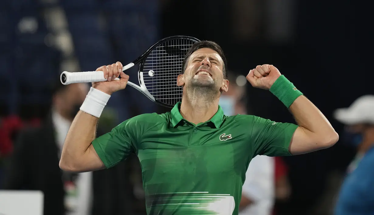 Petenis nomor satu dunia, Novak Djokovic berhasil menyabet kemenangan perdananya di tahun 2022 usai mengalahkan petenis muda Italia, Lorenzo Musetti di turnamen tenis Dubai Terbuka. (AP/Kamran Jebreili)