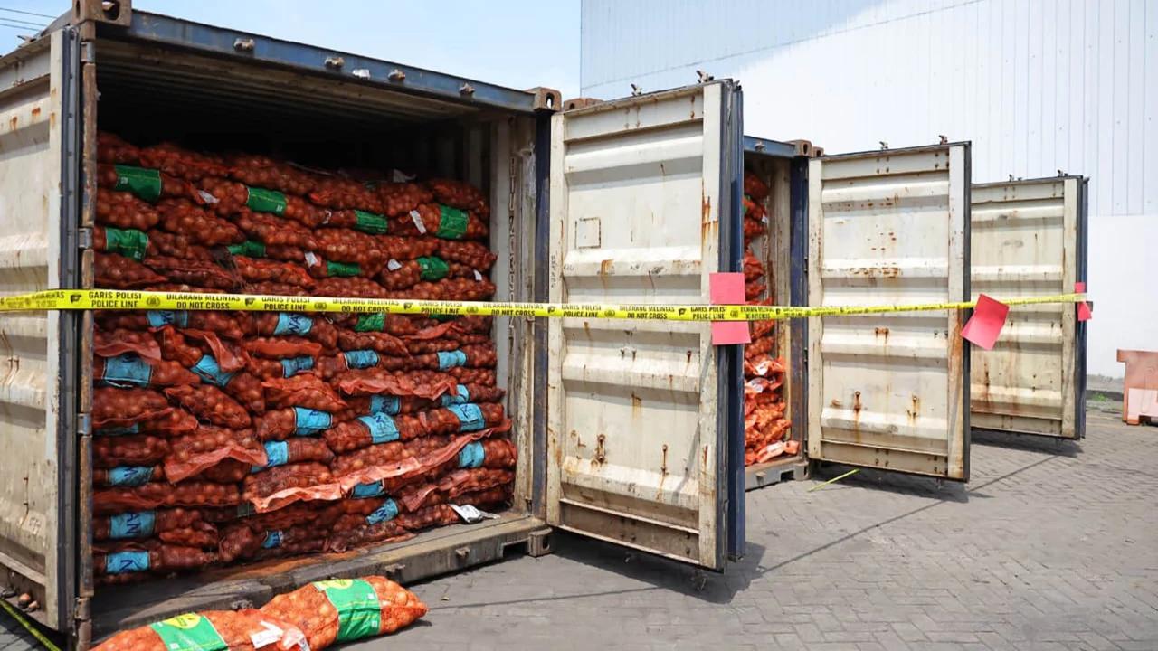 FOTO: Bawang Impor Ilegal Mengandung OPTK Dimusnahkan di Surabaya