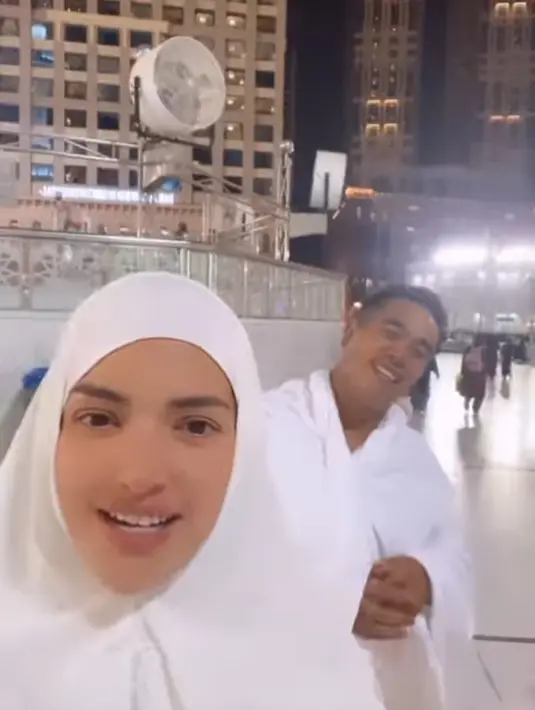 Siap menjalankan rangkaian ibadah umrah di Masjidil Haram, ketiganya sudah mengenakan busana serba putih untuk menjalani ihram [instagtam/ramadhaniabakrie]