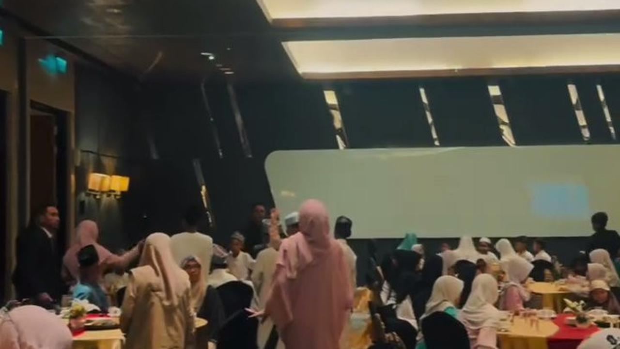 7 Potret Umi Pipik Hadir Acara Buka Puasa Bersama dengan Anak Yatim, Abidzar Al-Ghifari Hibur dengan Lagu