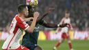 Bek Bayern Munchen Raphael Guerreiro berebut bola dengan penyerang Arsenal Bukayo Saka pada duel leg kedua perempat final Liga Champions 2023/2024 di Allianz Arena pada Kamis (18/4/2024) dinihari WIB. (AP Photo/Matthias Schrader)