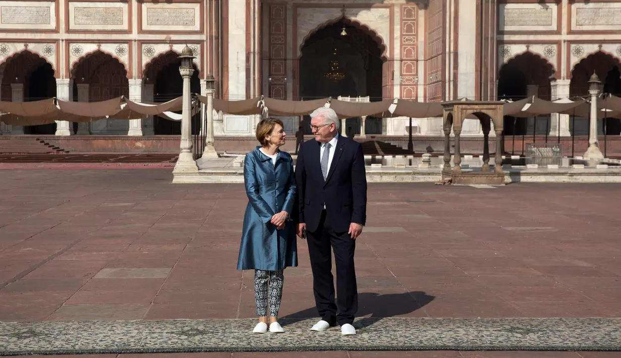 Presiden Jerman Dr. Frank Walter Steinmeier dan istrinya Elke Buedenbender saling bertatapan di depan Masjid Jama, New Delhi, India, (23/3). Masjid ini selesai pada tahun 1656 M dan merupakan yang terbesar dan terkenal di India. (AP Photo/ Manish Swarup)
