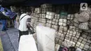 Kesibukan pedagang besek bambu yang akan dijual sebagai wadah daging hewan kurban  di Kawasan Jatinegara, Jakarta, Rabu (6/7/2022). Jelang Idul Adha, penjualan besek untuk tempat daging kurban yang ramah lingkungan mengalami peningkatan. (Liputan6.com/Faizal Fanani)