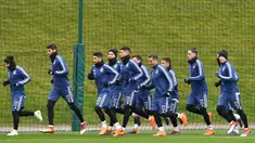 Pemain Argentina melakukan pemanasan saat sesi latihan di kompleks pelatihan City Academy di Manchester, Inggris (20/3). Timnas Argentina akan berhadapan dengan Italia pada pertandingan persahabatan 23 Maret di Ethiad Stadium. (AFP Photo/Anthony Devlin)