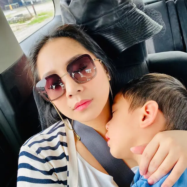 6 Potret Pose Tidur Nagita Slavina yang Tetap Telihat Cantik