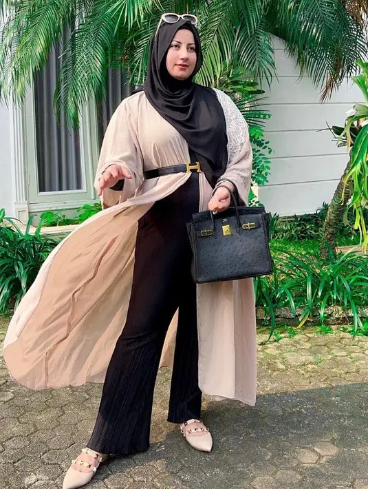 Warna netral seperti hitam selalu cocok jika dipadukan dengan baju cream. Lihat saja penampilan Tasyi athasyia ini. [Foto: IG/tasyiiathasyia].