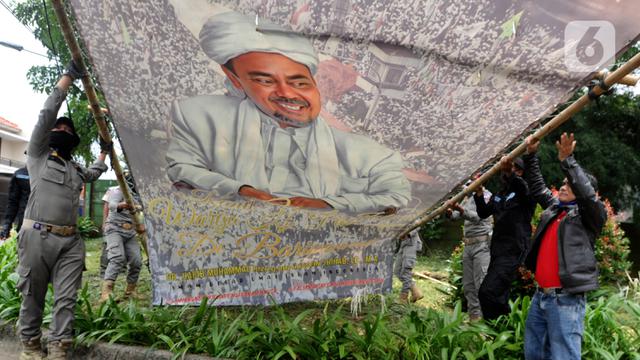 Petugas Gabungan Turunkan Baliho Habib Rizieq di Bogor