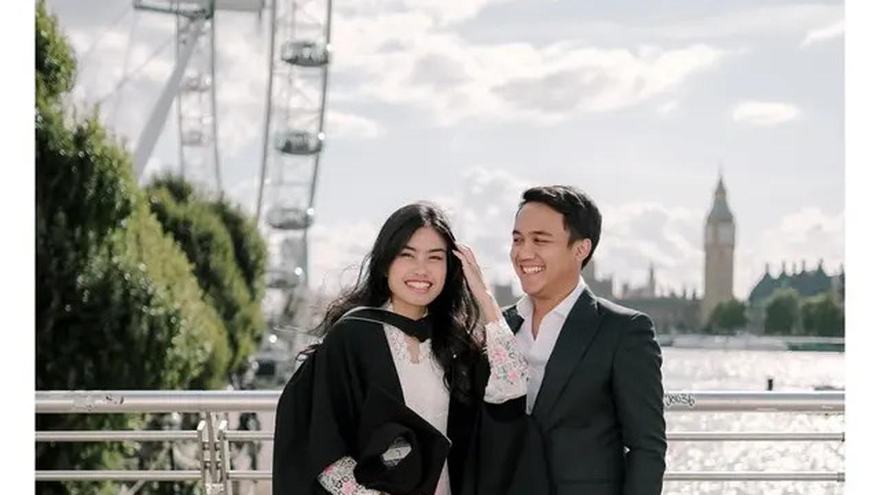 6 Potret Kebaya Namira Adjani saat Wisuda S2 di London, Paduan Kain Pink Menawan