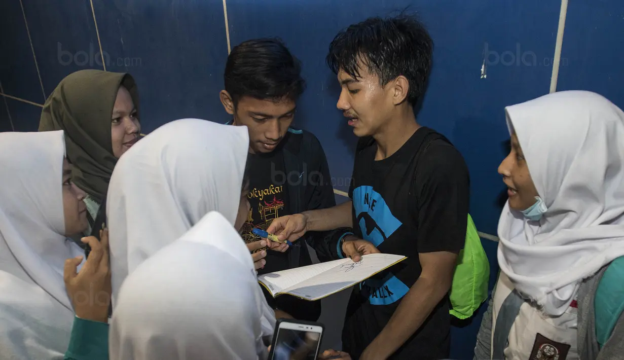 Gelandang Timnas Indonesia U-19, Muhammad Iqbal, dimintai fans tanda tangan usai latihan di Stadion Wibawa Mukti, Bekasi, Senin (16/10//2017). Kehadiran fans dengan senang hati disambut pemain Timnas U-19. (Bola.com/Vitalis Yogi Trisna)