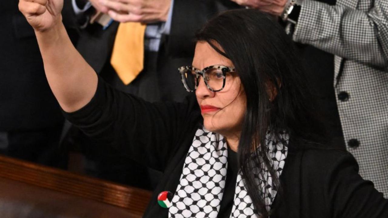 Selain itu, perempuan yang tampil mengenakan Keffiyeh khas Palestina ini juga mengangkat plakat bertuliskan 'Bersalah atas Genosida'.&nbsp;Foto: AFP