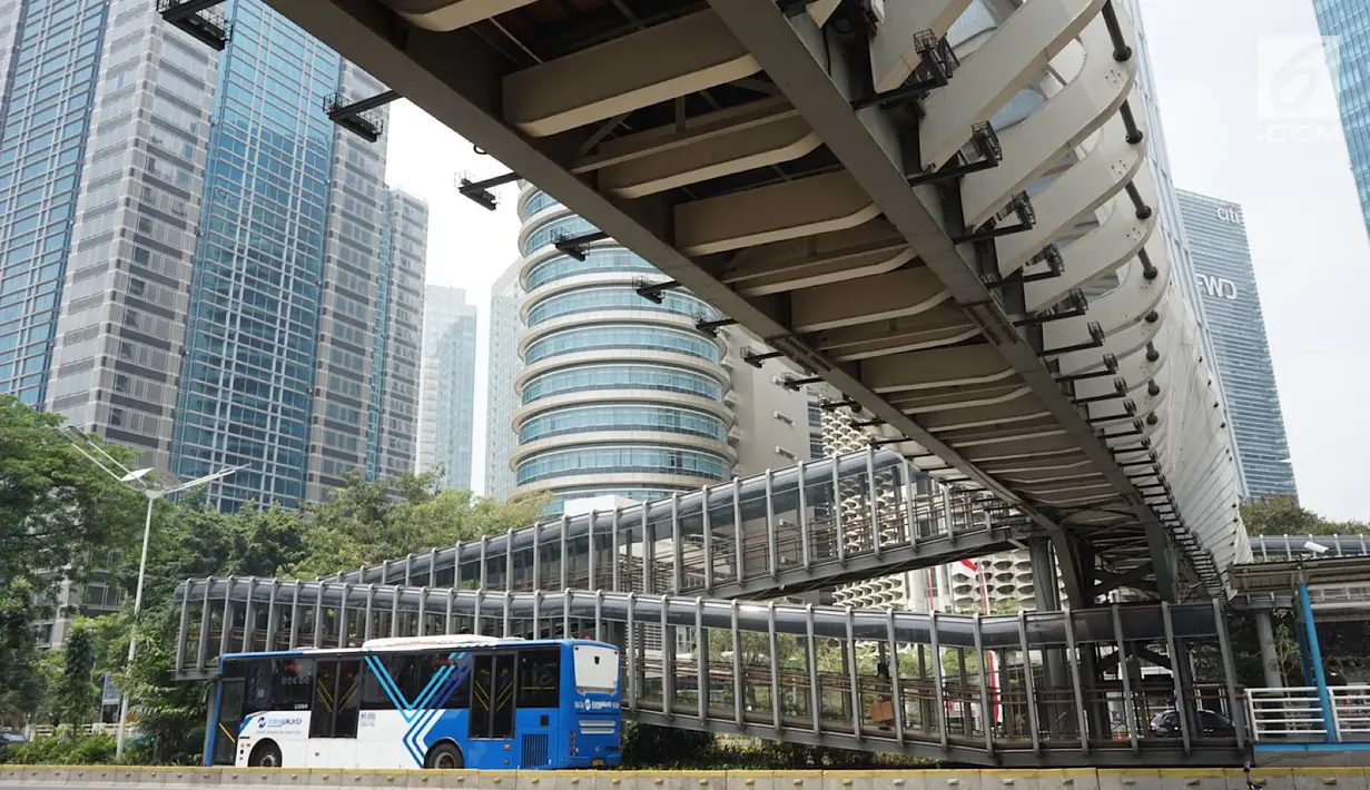 Bus Transjakarta melintas di bawah Jembatan Penyeberangan Orang (JPO) di kawasan Jenderal Sudirman, Jakarta, Minggu (1/9/2019). Pemprov DKI berencana membangun 15 JPO dengan bentuk lebih modern atau instagramable di sejumlah titik yang akan dilakukan pada 2020. (Liputan6.com/Immanuel Antonius)