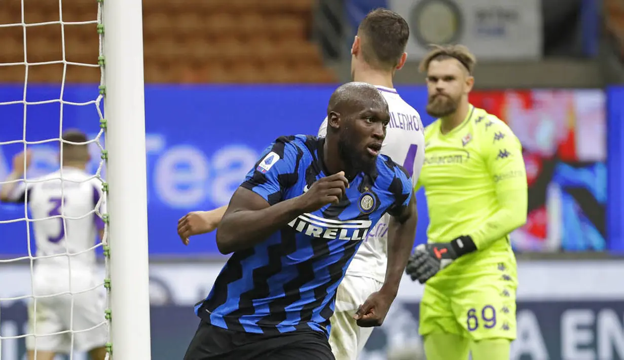 Striker Inter Milan, Romelu Lukaku, melakukan selebrasi usai mencetak gol ke gawang Fiorentina pada laga Seria A di Stadion Giuseppe Meazza, Minggu (27/9/2020). Inter Milan menang dengan skor 4-3. (AP/Luca Bruno)