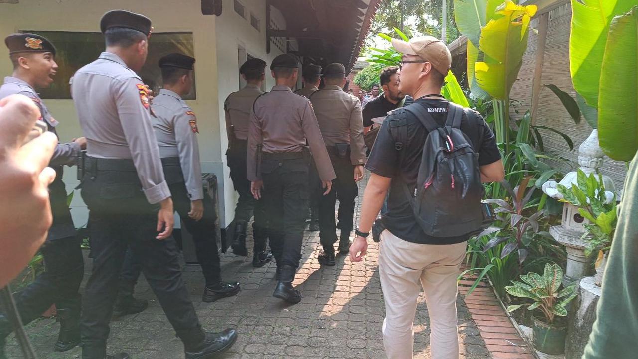 Personel Polsek Tanah Abang telah diterjunkan untuk membubarkan massa yang membuat ricuh jelang diskusi Generasi Muda Partai Golkar yang digelar di restoran Pulau Dua Senayan.