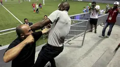 Pelatih tim sepakbola Costa Rica, Paulo Wanchope (kanan) berkelahi dengan petugas keamanan saat pertandingan melawan Panama pada kualifikasi Olimpiade di Maracana Stadium, Panama, Selasa (11/8/2015). (Reuters/Roberto Cisneros-La Prensa)