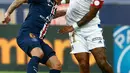 Gelandang Paris Saint-Germain atau PSG, Marco Verratti berebut bola dengan pemain Lyon, Memphis Depay pada laga final Piala Liga Prancis di Stade de France, Paris, Sabtu (1/8/2020) dini hari. PSG menjadi juara Piala Liga Prancis setelah menang melalui adu penalti 6-5. (GEOFFROY VAN DER HASSELT/AFP)
