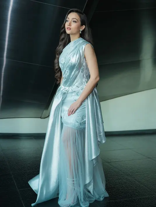 Gaun Megan Domani tampilkan one shoulder drapery mini dress dengan aksen ruffle tulle di bagian rok [@megandomani1410]