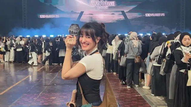 Mawar Eva saat Menyaksikan EXO di Jakarta. [@mawar_eva]
