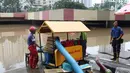 Petugas melakukan penyedotan air yang merendam underpass Kemayoran, Jakarta, Minggu (2/2/2020). Akibat hujan yang cukup lama di kawasan tersebut membuat underpass tersebut terendam air hingga ketinggian 5 meter. (Liputan6.com/Angga Yuniar)